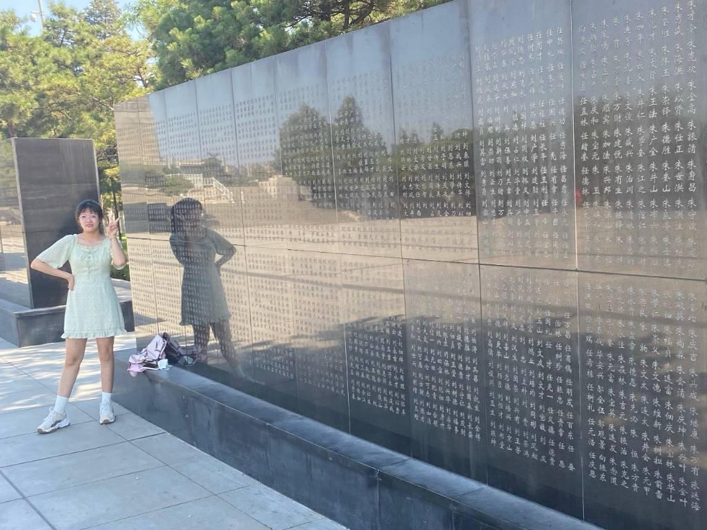 我被一块块革命烈士纪念碑所震撼，烈士名录上刻录这五万多为在辽沈战役中英勇牺牲的战士们的名字，那密密麻麻的名字对每一个人的心灵都是一次撞击。