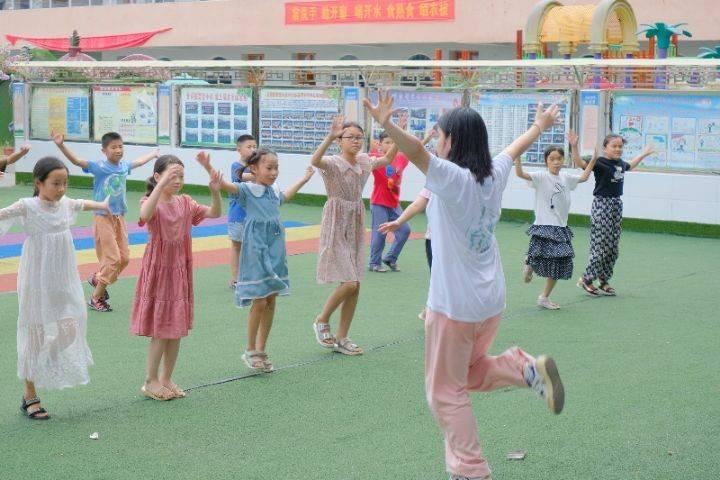 图为支教老师在舞蹈课上教授育蕾小学学生跳舞。