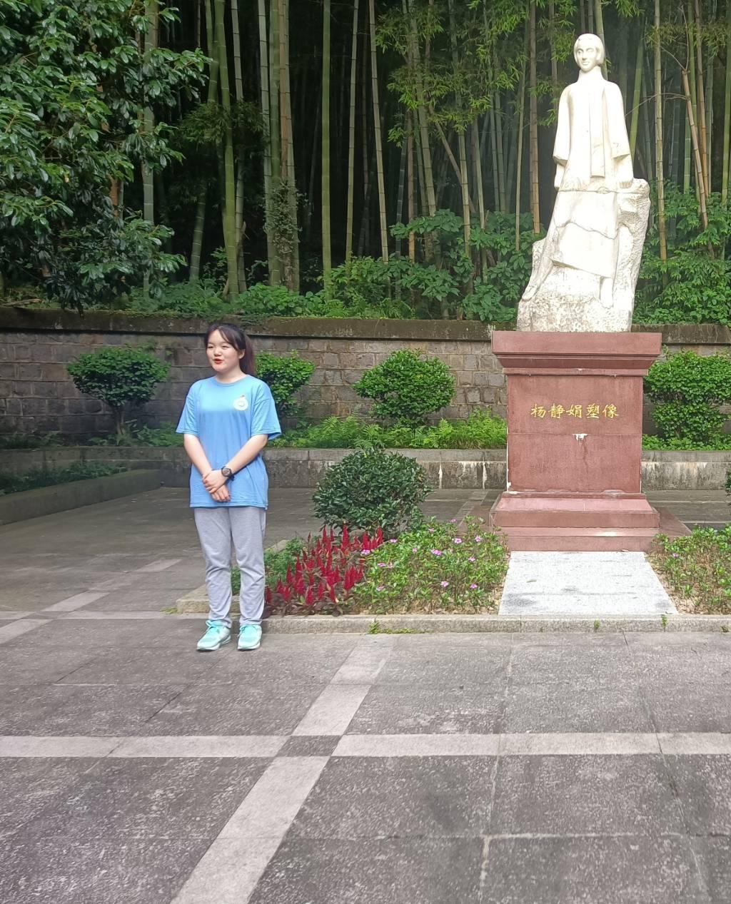 图为党史学习实践团成员对杨静娟烈士塑像的讲解，让更多人了解到革命烈士的英勇事迹。