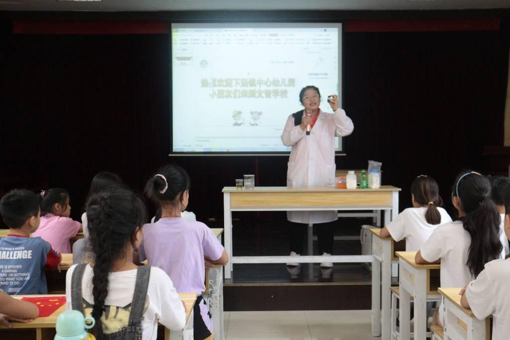 图为志愿者为学生讲述实验所需的化学药品。