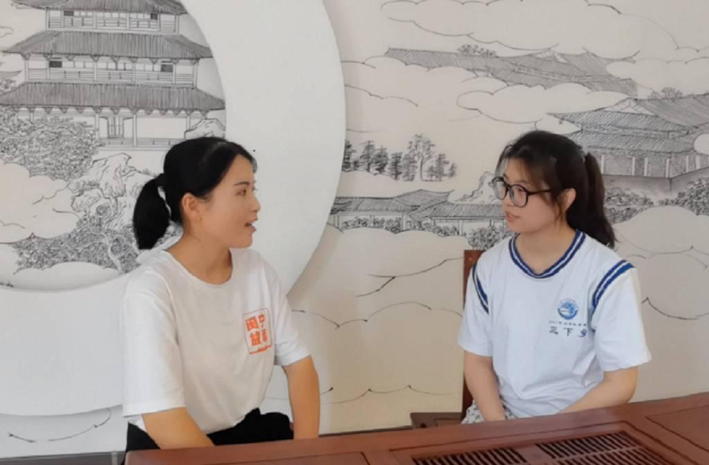 闽宁镇工作人员接受实践团成员采访 张莉莎 摄