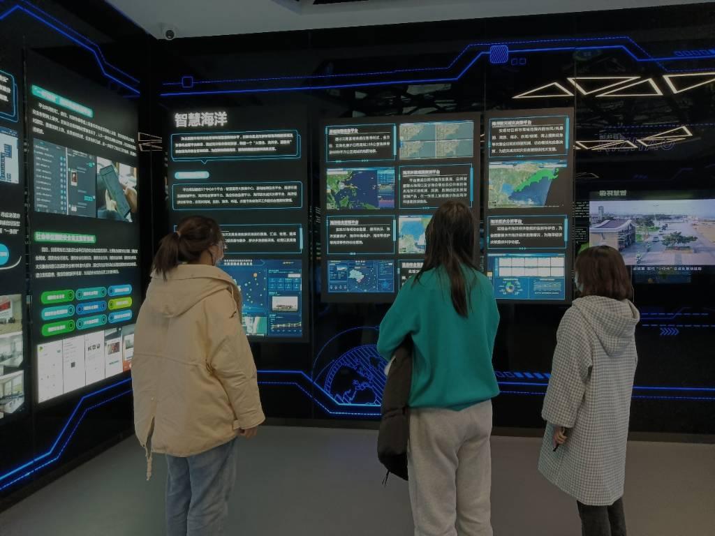 图为实践队员们参观城市海洋综合监测体系和防控标准。