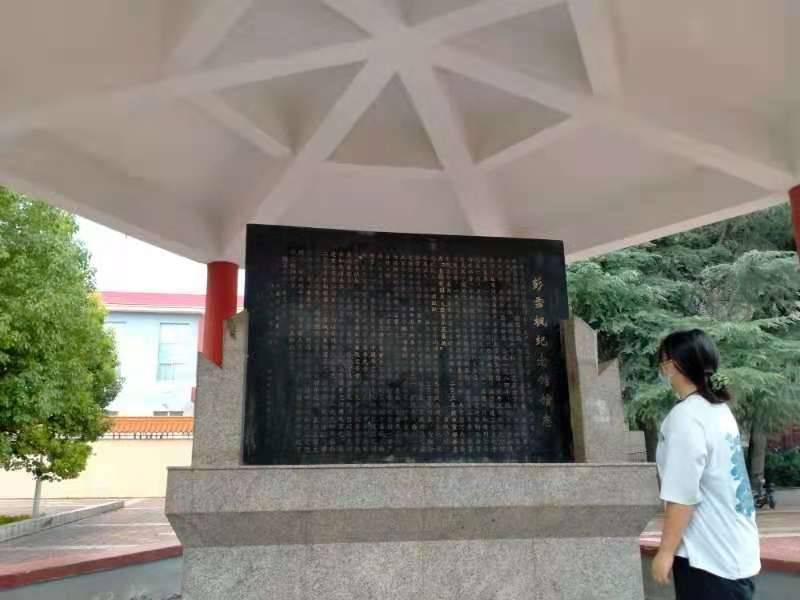 图为团队成员了解彭雪枫纪念馆馆志。