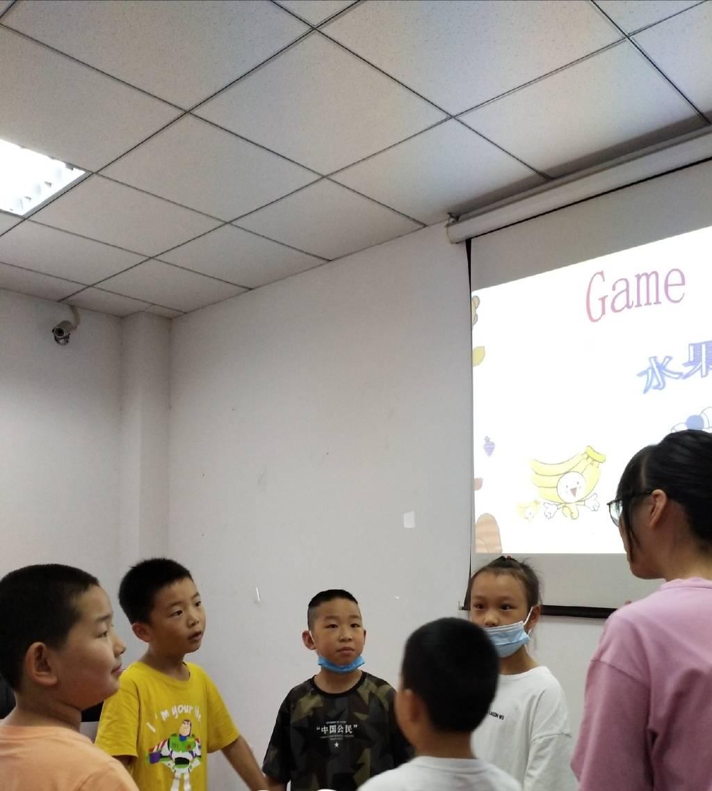 图为实践队员为丰富课堂而准备的课堂小游戏，小朋友们积极参加其中。