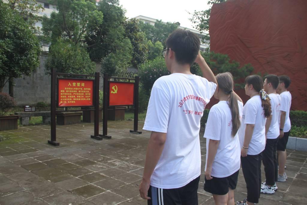 图为团队中党员同志在涂公祠重温入党誓词。 中国青年网通讯员 方锦波 摄