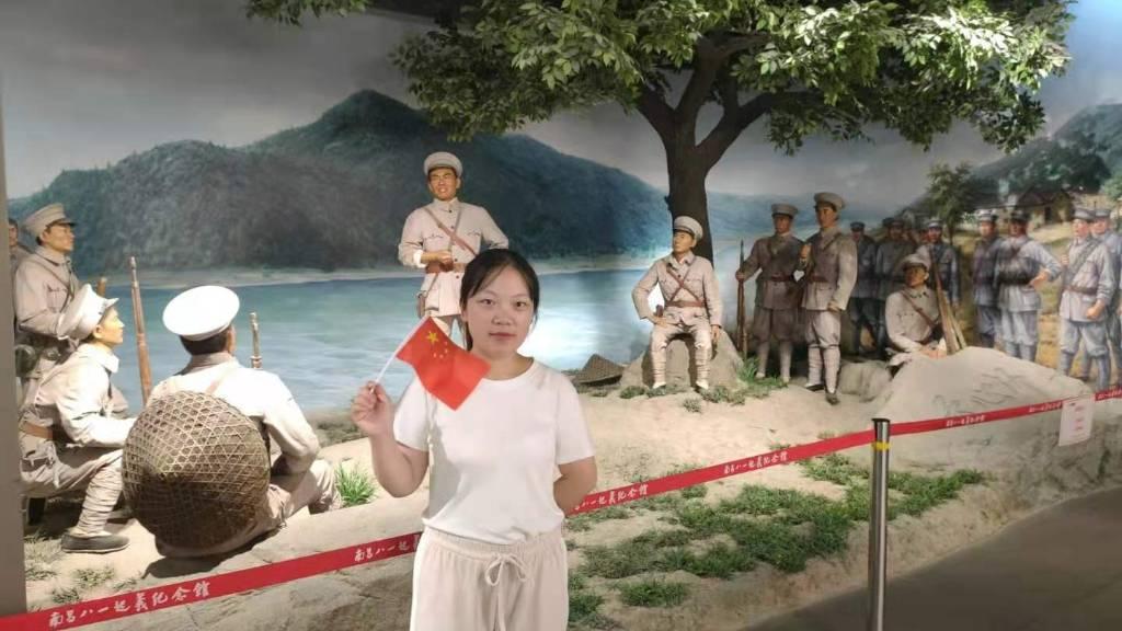 图为团队成员在江西南昌参观南昌八一纪念馆:一个个迫击炮的模型，野战的模拟场景，一条仿造的竹林小路……这些都是当时伟大的先人经历的种种。他们用他们的鲜血换来了现在的光明。占海浪摄