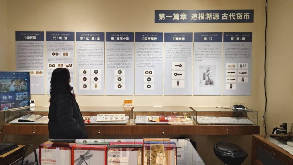 图为文“话”古今实践团成员于博物馆学习探索文物相关故事