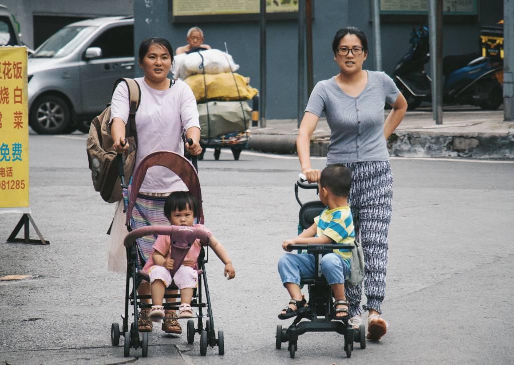 作品名为《母亲》，其龙村的村民们非常善良，为人亲和，安居乐业，随处可见母亲们带着孩子在饭后出来散步。