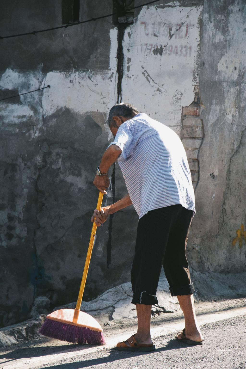 作品名为《打扫卫生》，其龙村的环境整治做的如此只好，离不开每一个村民的努力，他们每天都会清扫自己家周围的街道，以此来保持街道的环境。