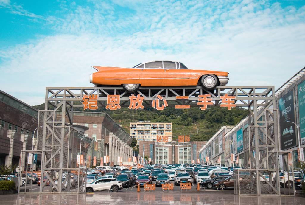 作品名为《凯恩国际汽车城》，作为其龙村的龙头产业之一，二手汽车城的建立给其龙村带来了希望和新鲜血液。