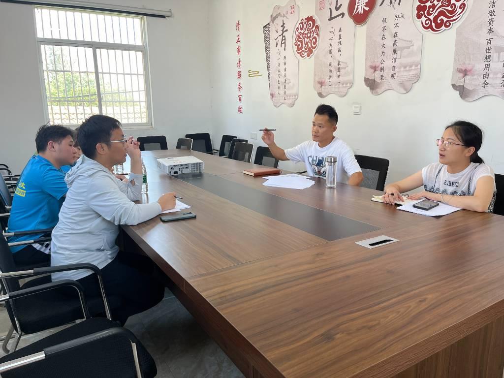 图为团队指导老师葛晓龙带领团队成员与柘皋镇峏山村村委会洽谈。