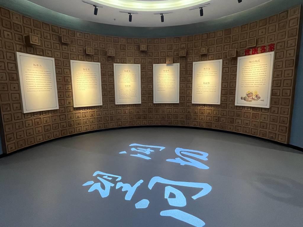 图为巢湖市博物馆馆内对于峏山杨中医的展示。