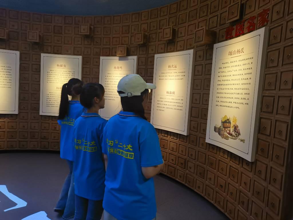 图为团队成员参观巢湖市博物馆馆内峏山杨中医的展览。