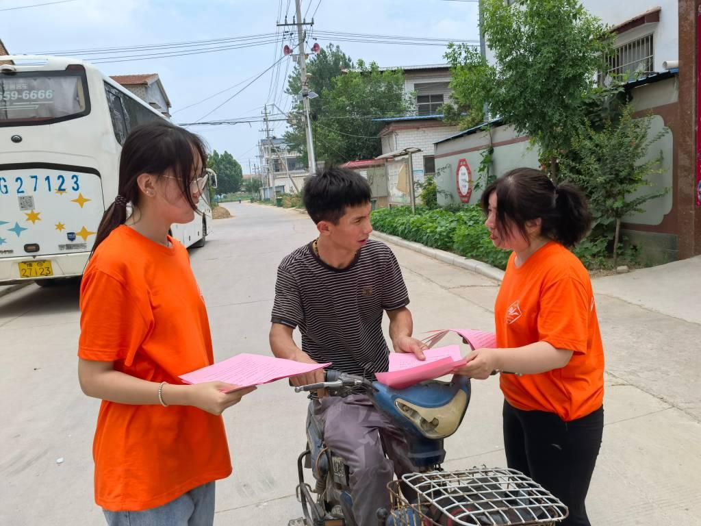 ﻿图为队员向当地居民介绍书籍，群众了解并对书籍产生极大的兴趣中国青年网通讯员 安艺楠 摄﻿