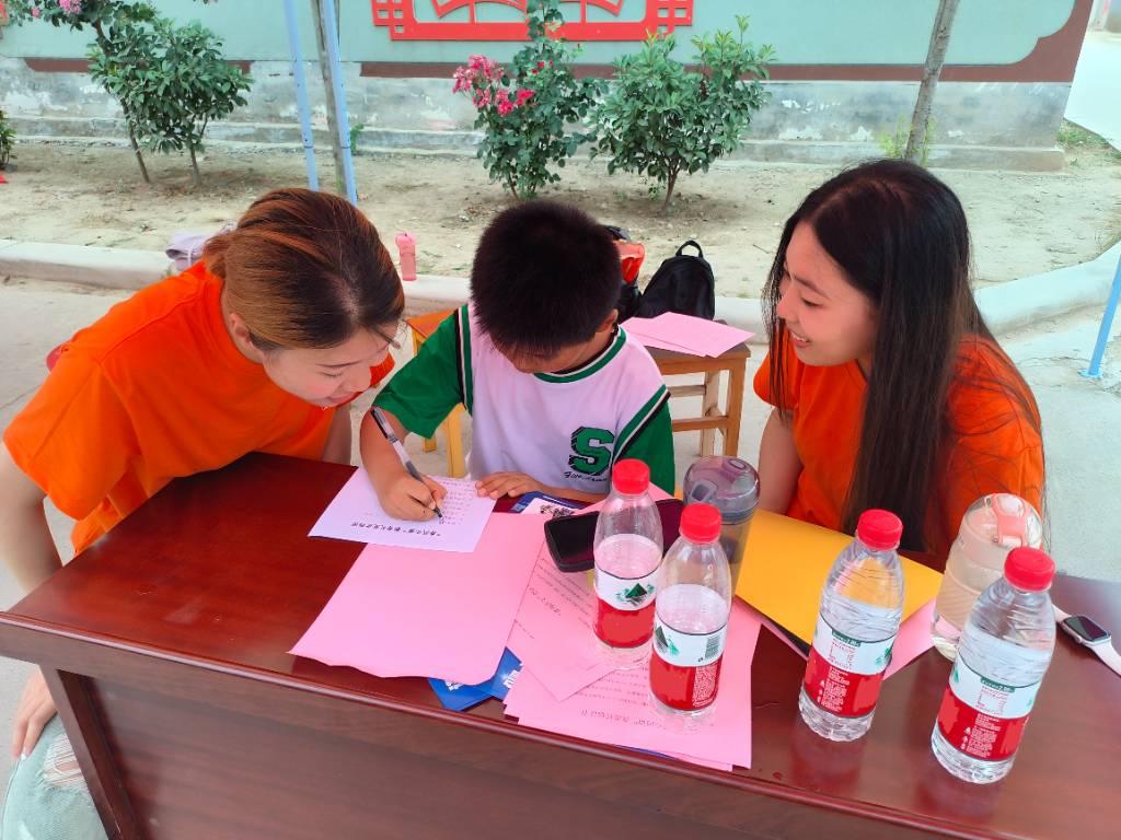 图为实践队成员向小朋友讲述普通话知识，。中国青年网通讯员 李静怡 供图