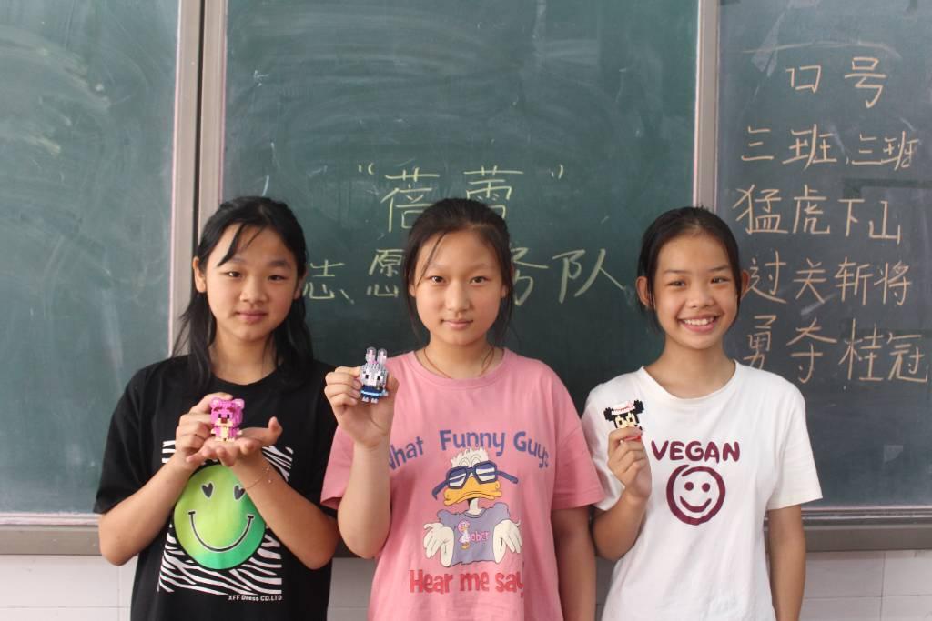 图为小朋友在趣味游戏课堂上游戏过程中通过积极优越的表现所获得的卡通形象积木奖品。中国青年网通讯员 景思溢 摄