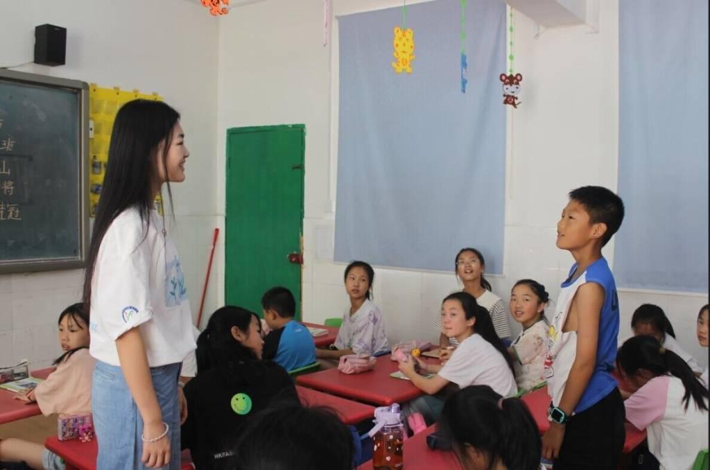 图为乡土文化课堂上小朋友与志愿者积极互动向大家介绍自己曾经旅游过的城市。中国青年网通讯员 何敏 摄