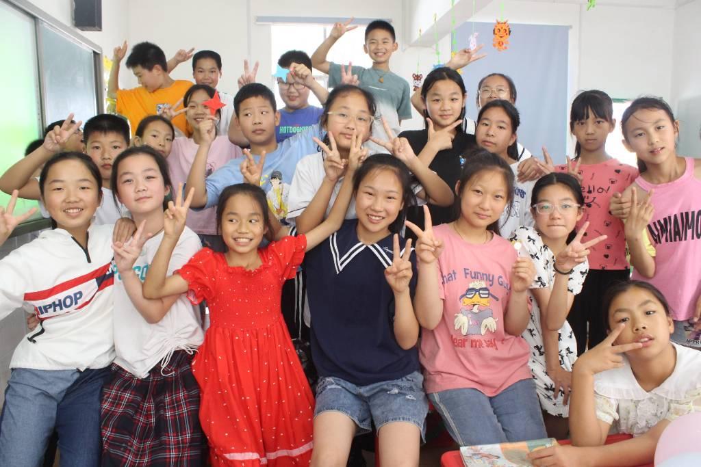 图为“希望家园”项目中三班的小朋友们在志愿者上完美术与手工课后的合照。中国青年网通讯 景思溢 摄