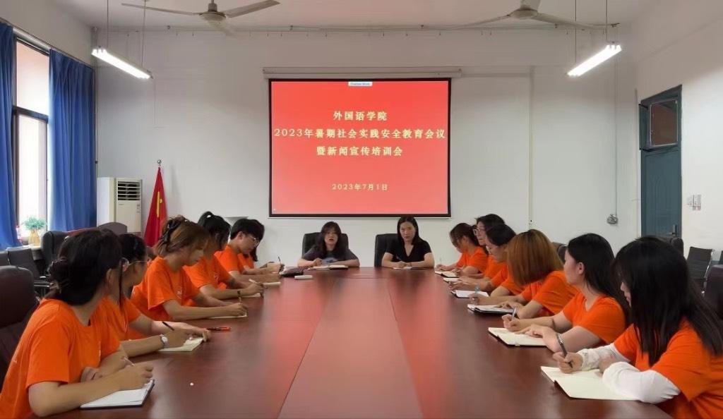 图为实践团成员活动开始前接受培训。 中国青年通讯网 李静怡 摄