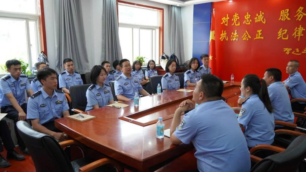 图为实践队成员在陕西省延安监狱开展参观及座谈活动。中央司法警官学院 丁维聪 供图