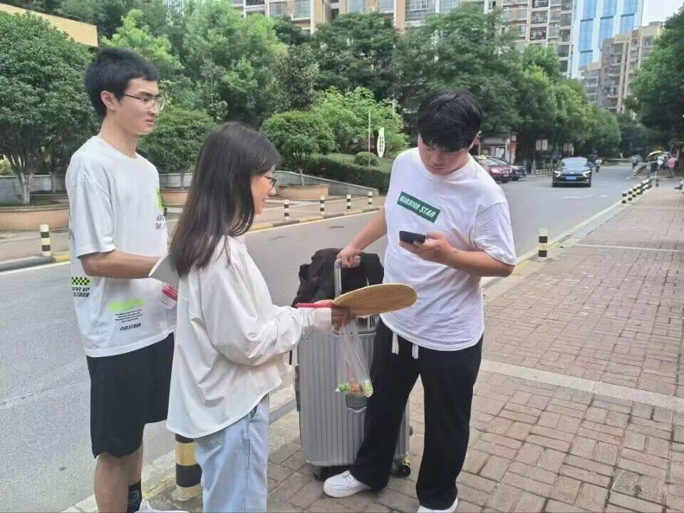 图为团队成员走进社区寻找居民填写关于党史了解的电子问卷。 中国大学生网报通讯员 邓羽辰 摄