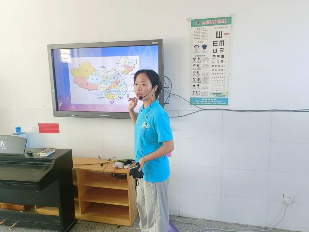 图为志愿者给学生们讲述中国的省份和版块知识。