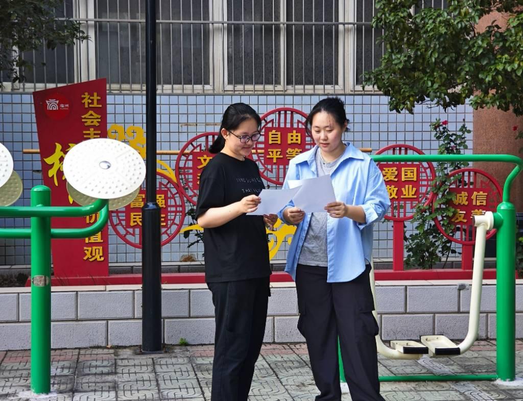 图为实践队员向市民进行普法宣讲。中国青年网通讯员丁宁供图