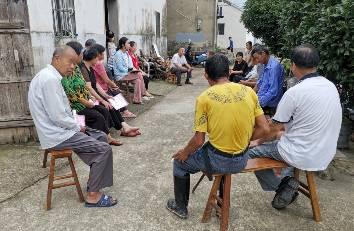图为黄墅村村民在村支部的领导下召开“板凳会“，旨在讲出心里的想法，共同找方法解决问题。通讯员 潘妍 摄