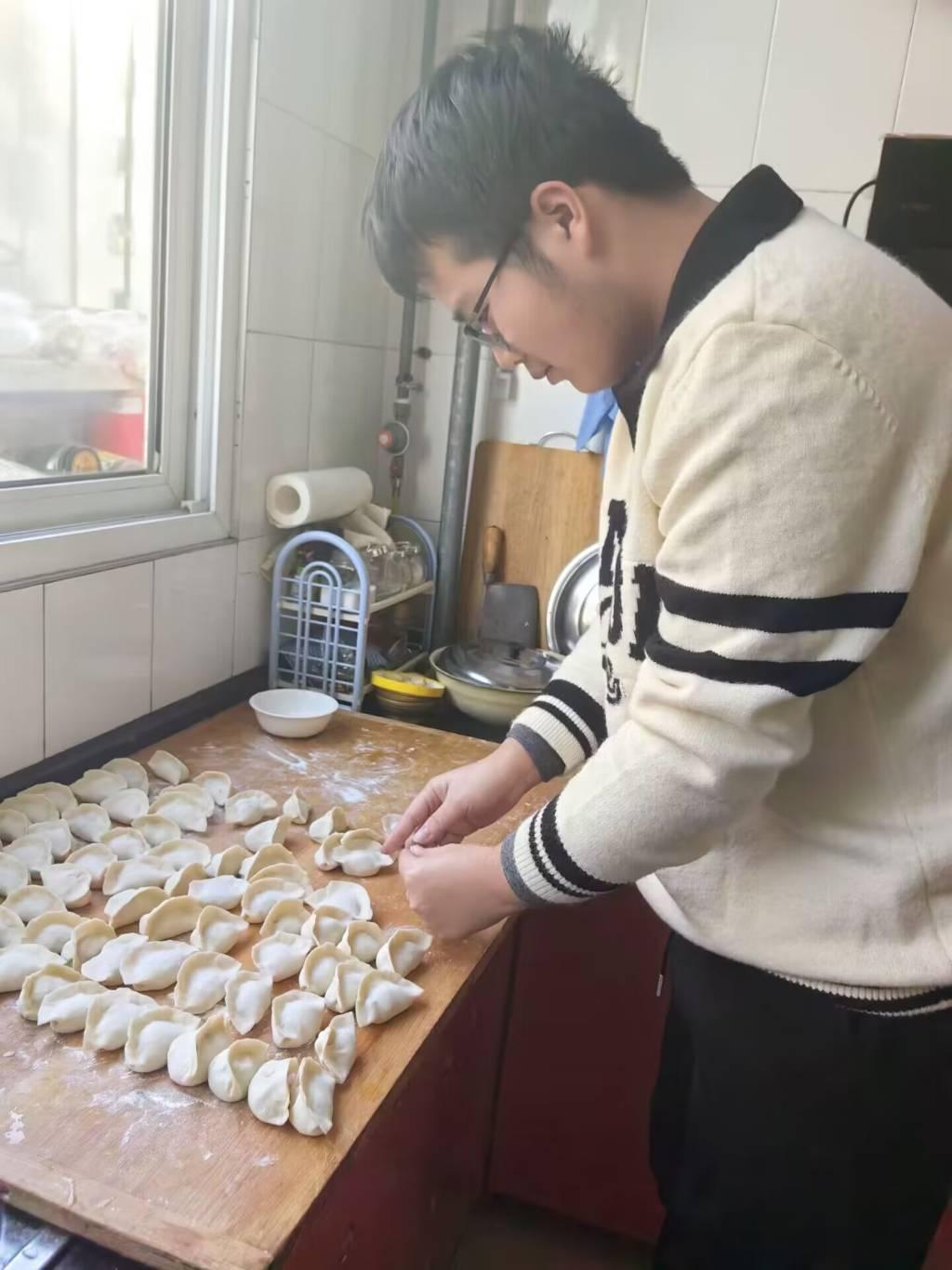 图为在山西包饺子手工照片。中国青年网通讯员刘振铭 供图