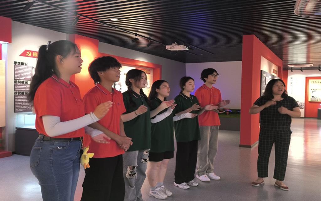 图为实践团成员合唱红色巢湖民歌《南山来了新四军》。