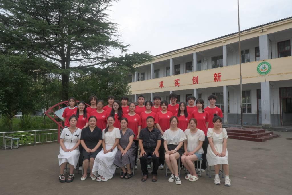 图为志愿者们同驻马店市西平县重渠乡重渠小学老师、校长合照。