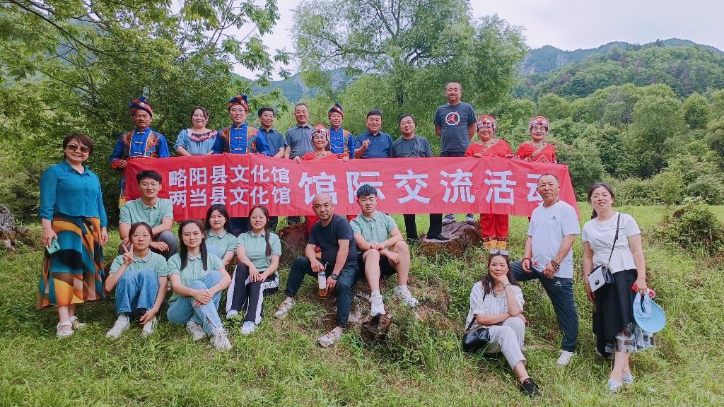 团队成员与参加两地文化交流活动的工作人员和当地非遗传承人合照。实践团成员杨舒羽供图。