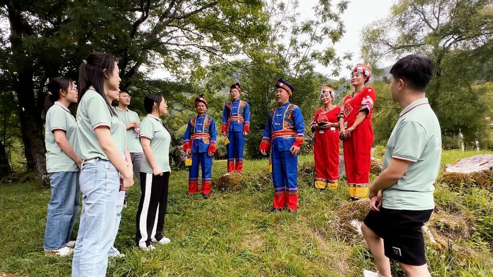 团队成员赴两当县云坪三峡学习国家级非遗“两当号子”实践团成员杨舒羽供图。