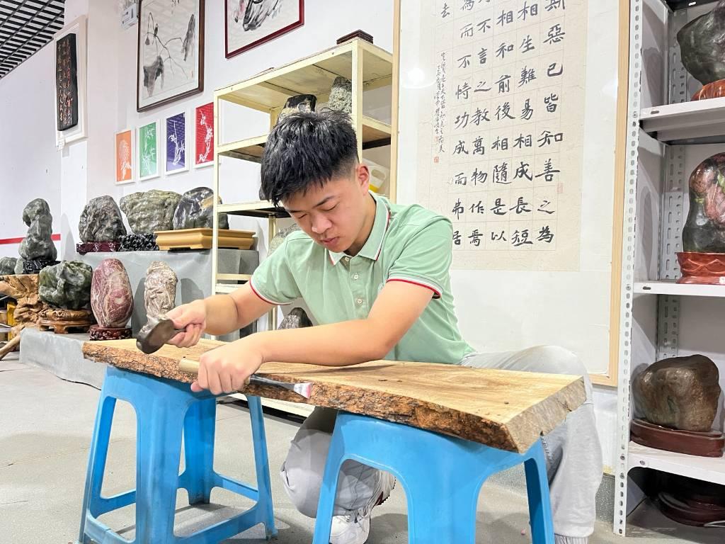 团队成员张翔宇进行书刻之处理原材的实践。实践团成员杨舒羽供图。