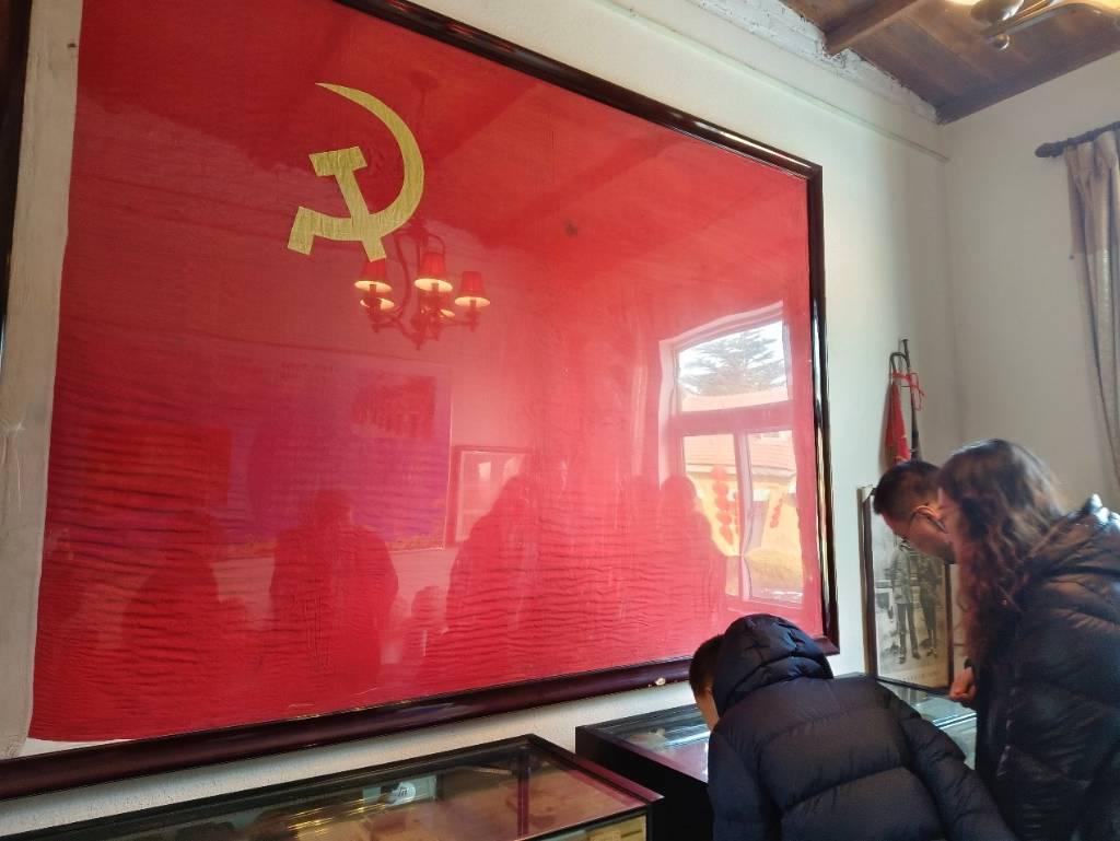 如图为社会实践队员在坊茨小镇的潍坊市坊子红色文化博物馆内参观，学习党史。赵润欣 摄