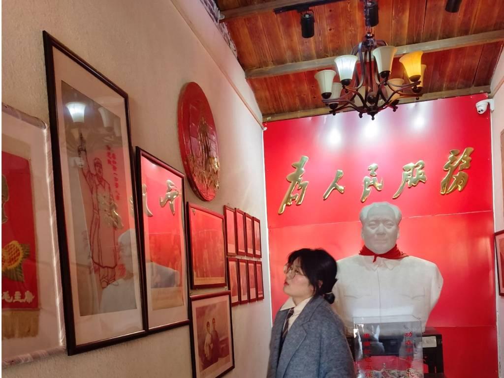 如图为社会实践队员在坊茨小镇的潍坊市坊子红色文化博物馆内参观。赵润欣 摄