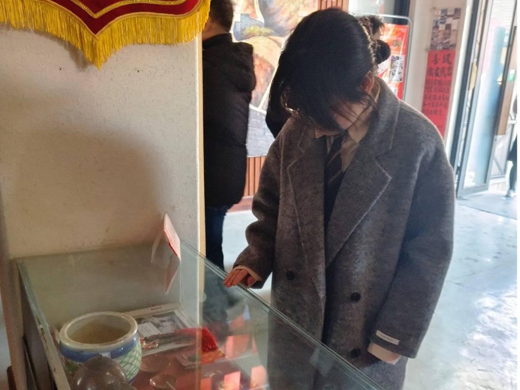 如图为社会实践队员在坊茨小镇的潍坊市坊子红色文化博物馆内参观，了解抗战时期的党史。赵润欣 摄
