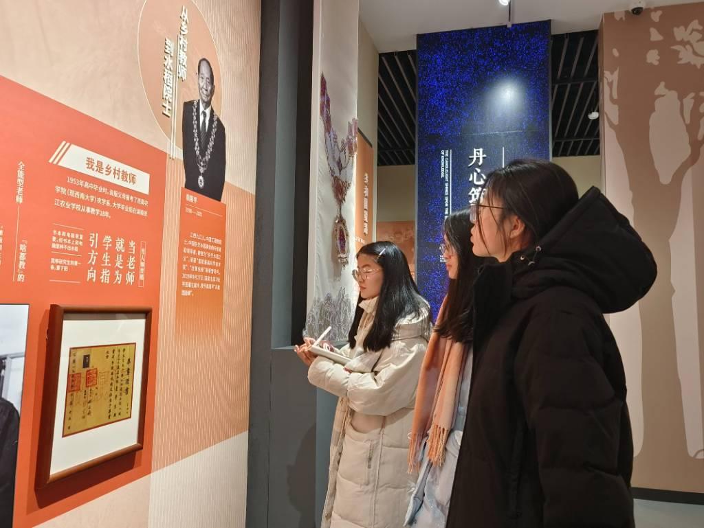 实践队员参观中国教师博物馆，见证优秀教师无私事迹