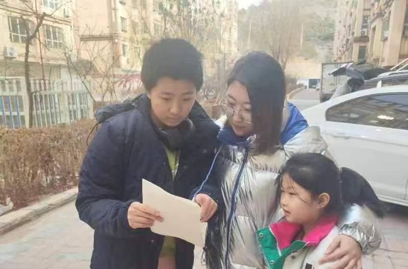 图为团队成员向居住社区的居民进行宣传科普。中国青年网通讯员 孙硕镁 供图