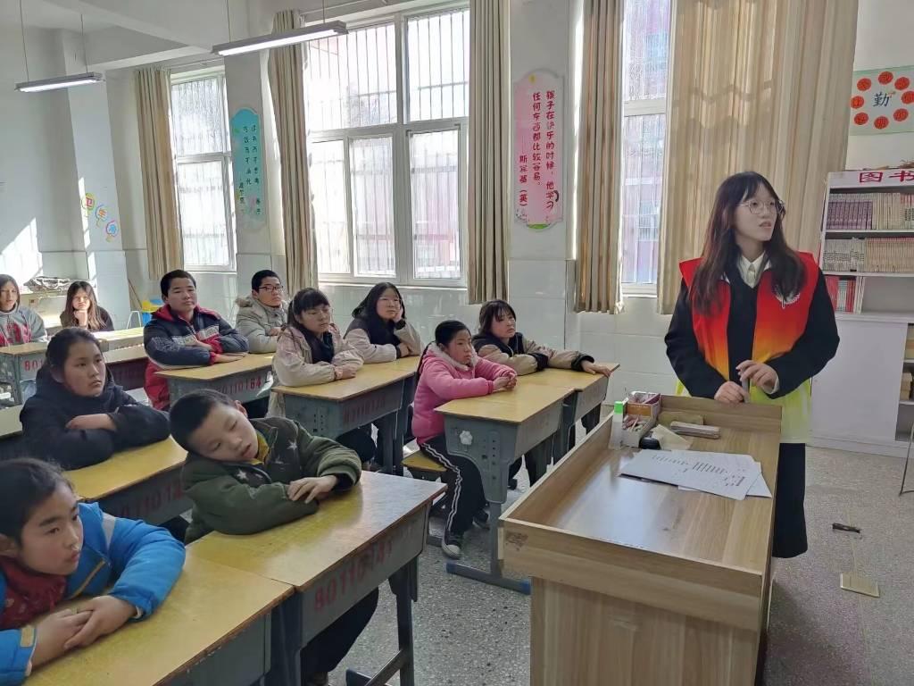 图为团队成员在当地小学进行科普宣讲。中国青年网通讯员 孙硕镁 供图