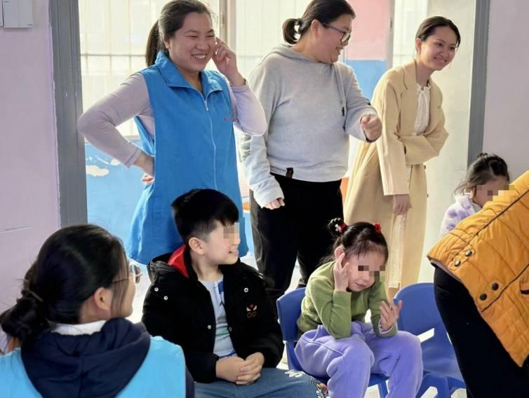 图为1月10日在柳州市星语康复训练中心进行活动时家长们与孤独症孩子们观看活动。通讯员蒙雪莹供图。