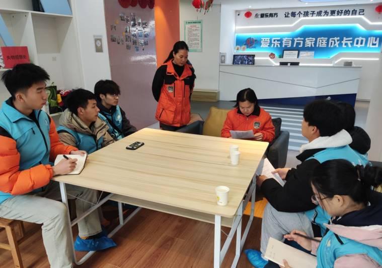 图为1月9日团队在柳州市爱乐有方家庭成长中心进行调研。通讯员凌晨昀供图。