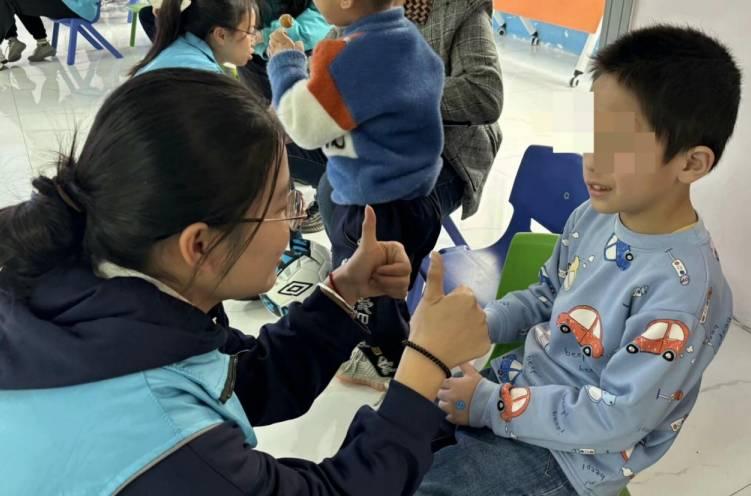 图为1月10日在柳州市星语康复训练中心进行活动时团队成员与孤独症孩子互动交流。通讯员蒙雪莹供图。