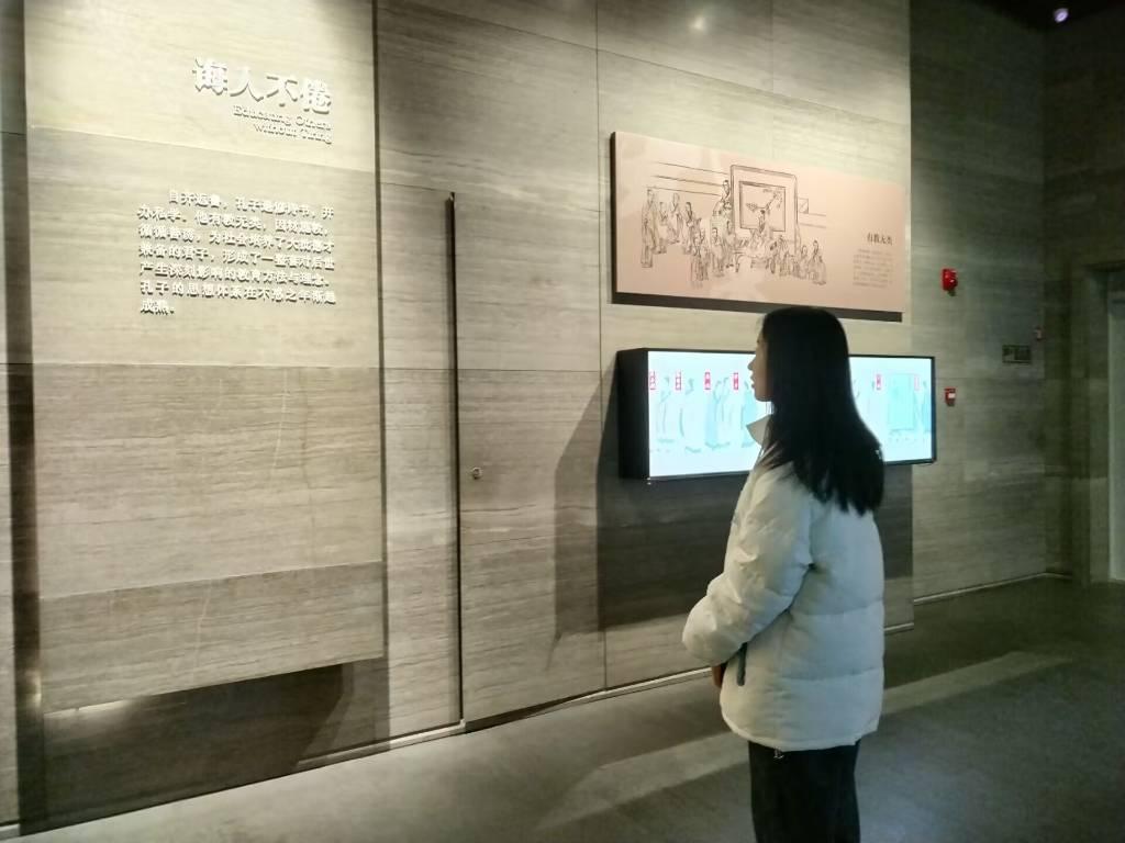 图为绘梦筑基实践队队员参观孔子博物馆看到曲阜师范大学校训后半部分。