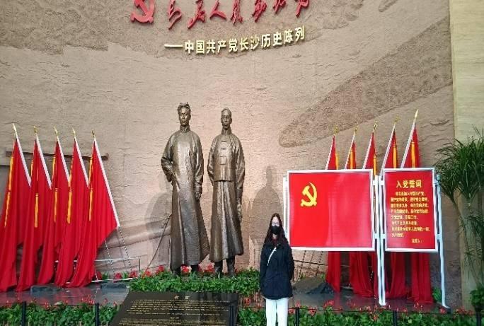 大学生走进中国共产党长沙历史陈列馆，了解共产党的发展历程