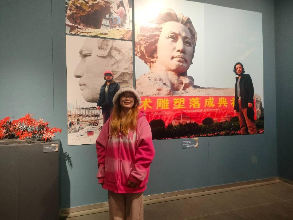 大学生走进李自健美术馆，了解橘子洲头伟人雕塑背后的故事。