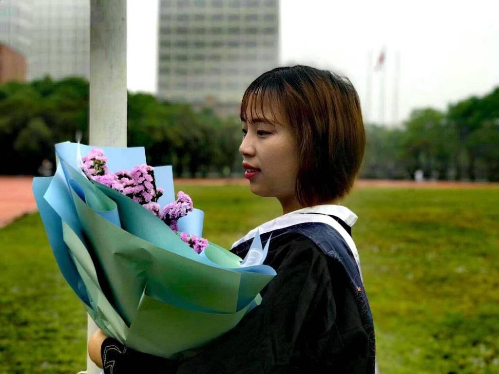 那一年，这个女孩毕业了，手捧鲜花，定格最美的姿势。