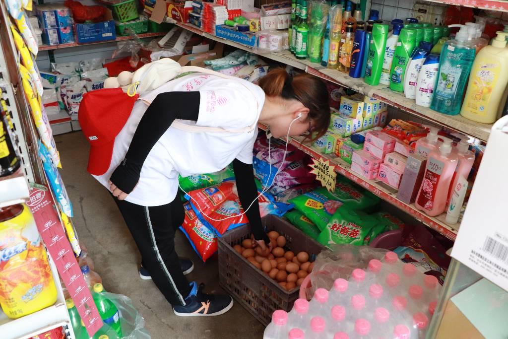 图为实践团的成员在小商店的生活用品区一角发现的新鲜鸡蛋。史轩昂 摄